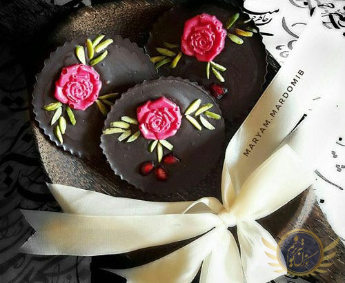 طرز تهیه شکلات شب یلدا تزیین شده با گل رز شکلاتی